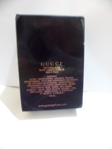 Perfume Gucci Guilty: Parte de trás da caixa do perfume.